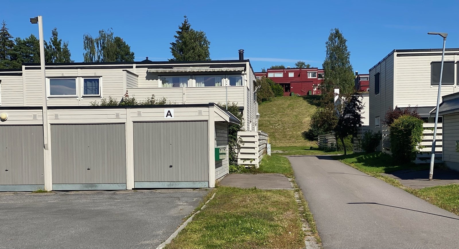Garasjeplass, privat bilde. Garasjen ligger på enden her, enkelt å kjøre inn og ut rett fra Karisveien. Galleribilde