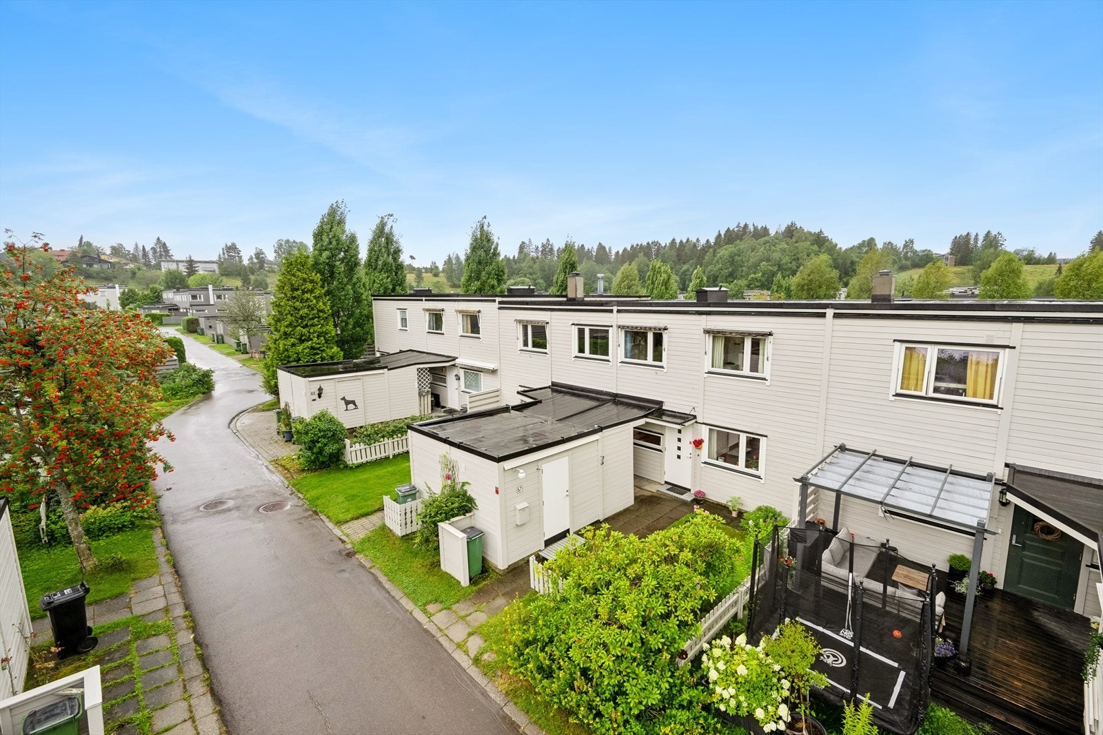 Planløsningen er helt optimal der du møtes av en hyggelig uteplass på forsiden med rikelig morgensol, og videre inn i boligen har du en romslig entré, en stor og lys stue med peisovn, spisestue, samt et nytt og pent kjøkken og bad/vaskerom. Galleribilde