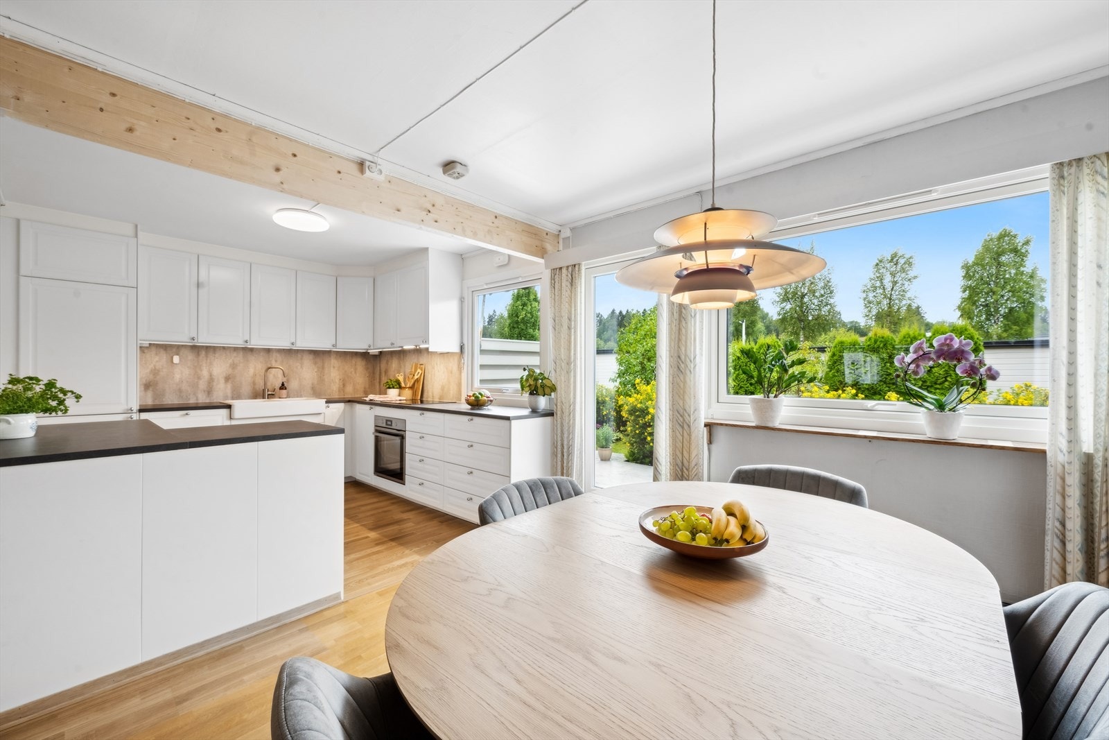 Nytt IKEA kjøkken fra 2024. Benke- og overskap med profilerte fronter, benkeplate av laminat og kitchenboard på vegg over benk. Galleribilde