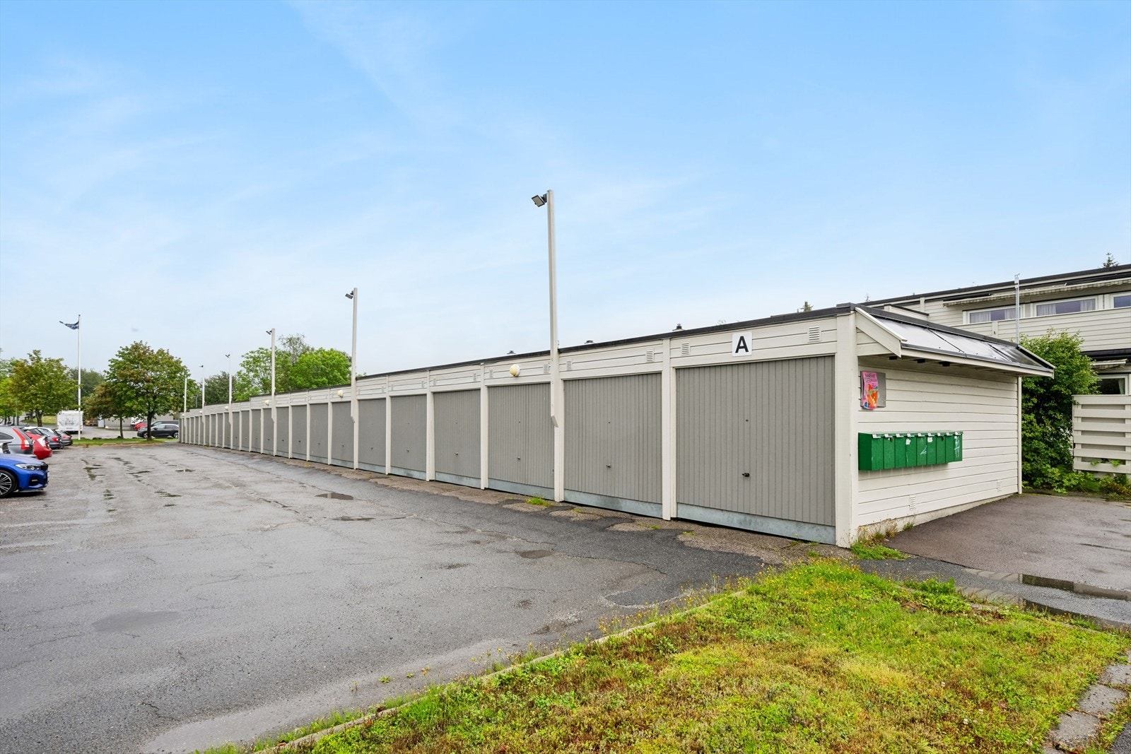 Bilen kan parkeres i garasje med områdets beste interne beliggenhet der du kan kjøre enkelt rett inn/ut, samt mulighet for elbil-lader. Galleribilde