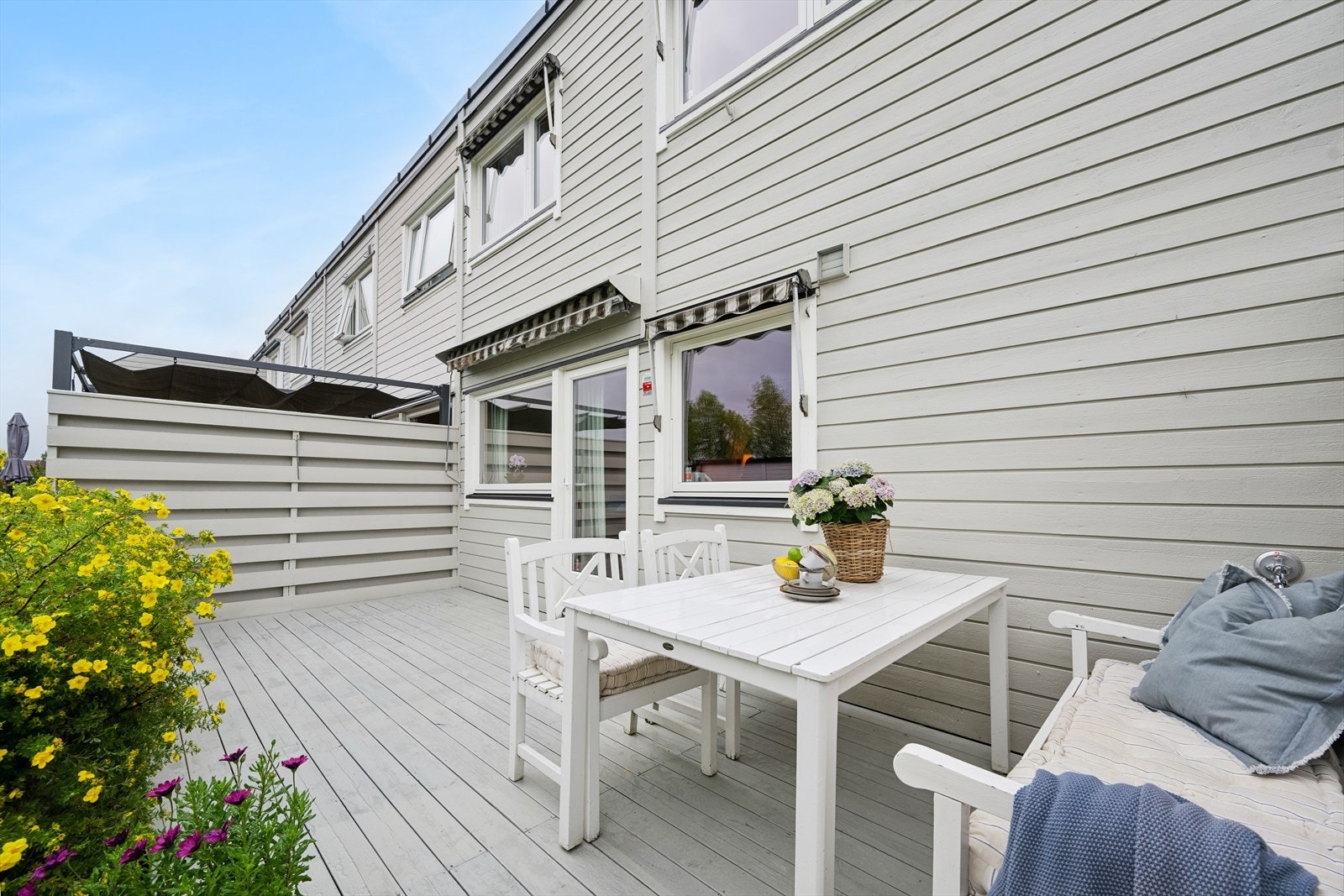 Terasseplatting i hagen mot vest, og framsiden mot øst. Galleribilde