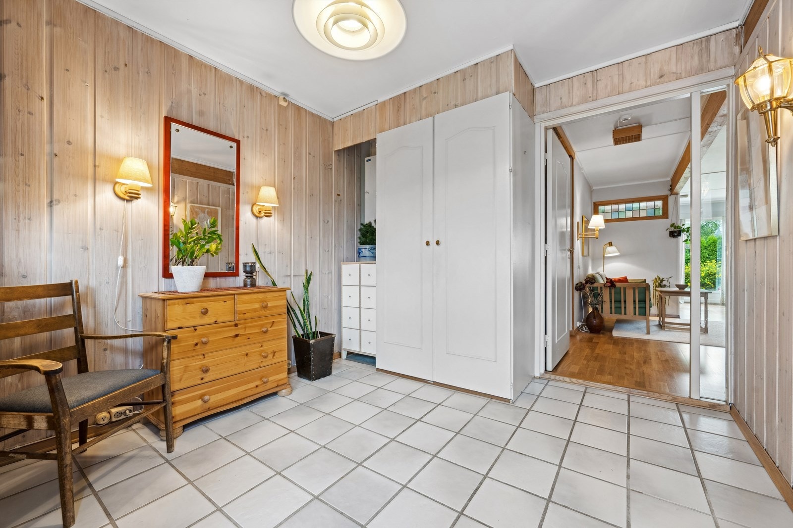 Velkommen inn i den luftige entreen, som er innredet med en garderobeløsning, som ikke bare gir rikelig med plass til å organisere klær og diverse, men også fungerer som praktisk lagring. Her er også sikringsskapet som er nytt i 2012. Galleribilde