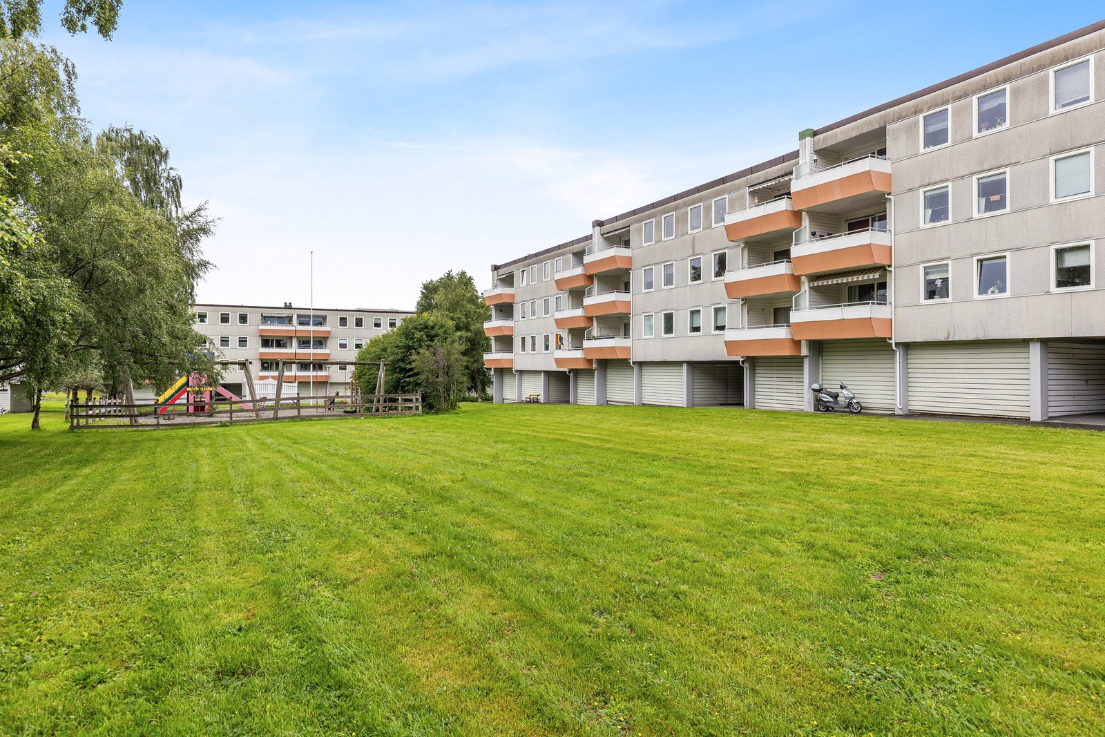 I Havstad borettslag er det godt med plass mellom blokkene, store grøntareal og lekeplass. Galleribilde