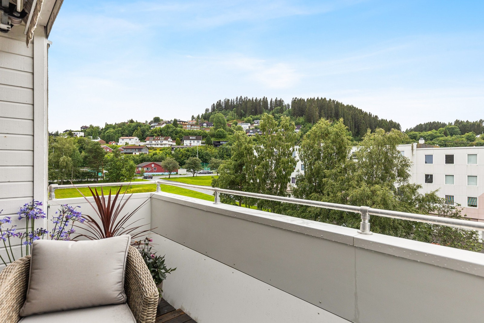 En stor 4-roms leilighet med mange etterspurte kvaliteter som bla. nytt kjøkken, vedovn, eget vaskerom og stor balkong. Galleribilde