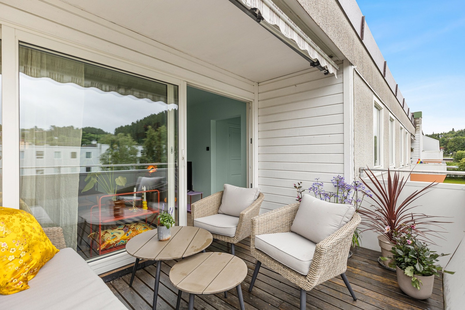 Her er det god plass til både utemøblement og grill. Galleribilde