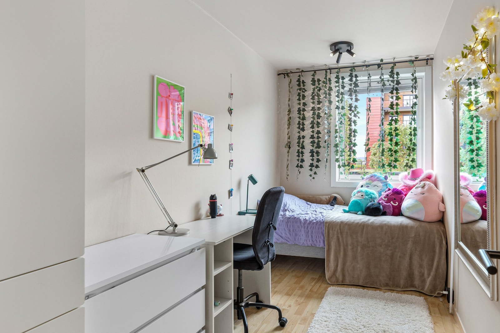 Begge har god plass til både seng, klesoppbevaring og skrivepult. Galleribilde