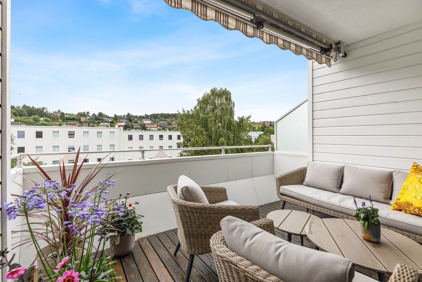 Det er direkte utgang til en stor, takoverbygd balkong på 13 kvm. Galleribilde