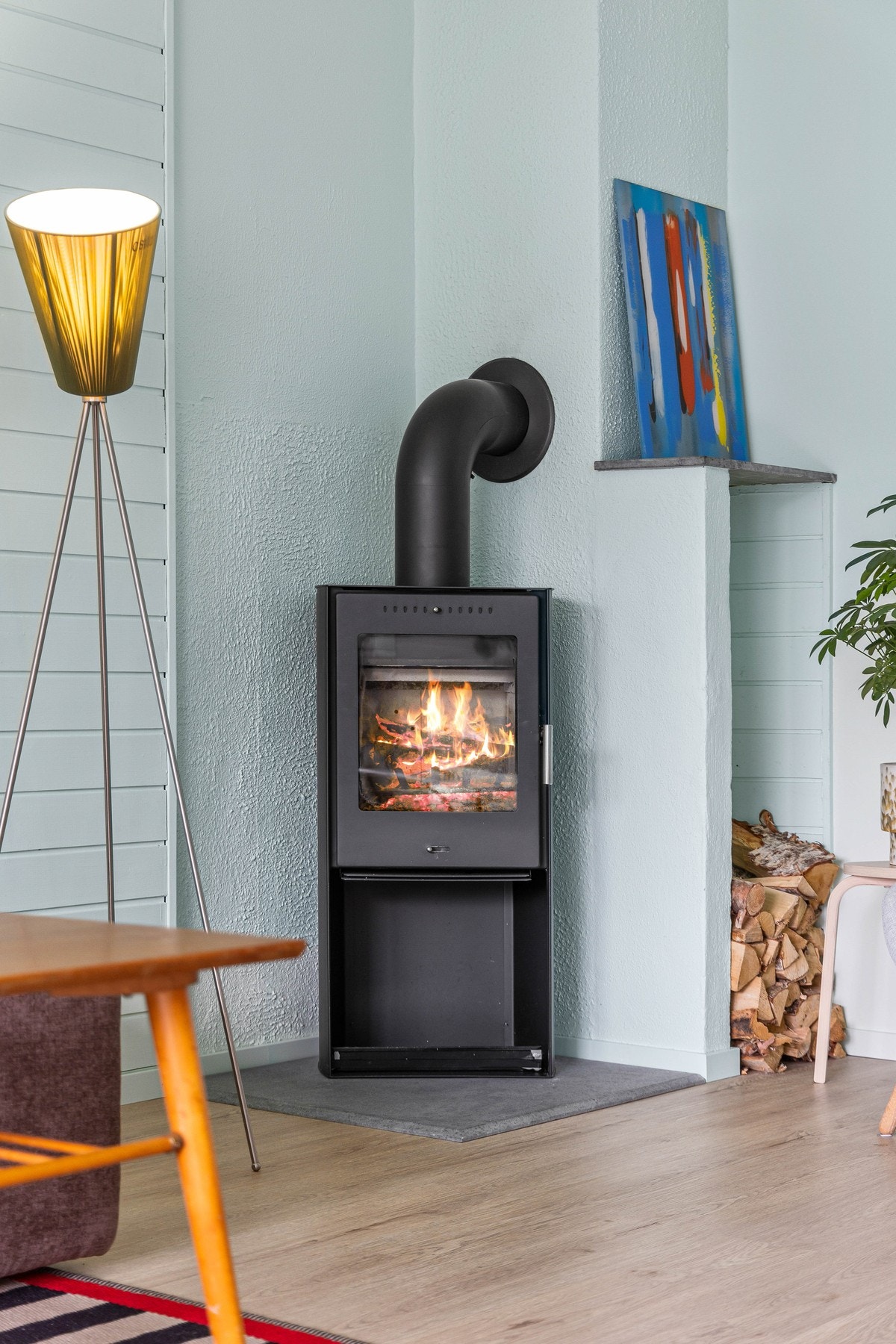 En hyggelig vedovn på stua gir lun varme og bidrar til lavere strømkostnader i vinterhalvåret. Galleribilde