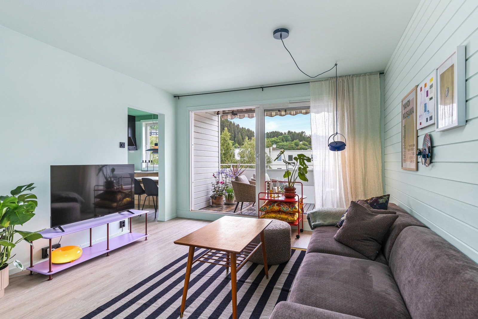 Delvis åpen stue-/kjøkkenløsning på 21 kvm med gode møbleringsmuligheter. Galleribilde