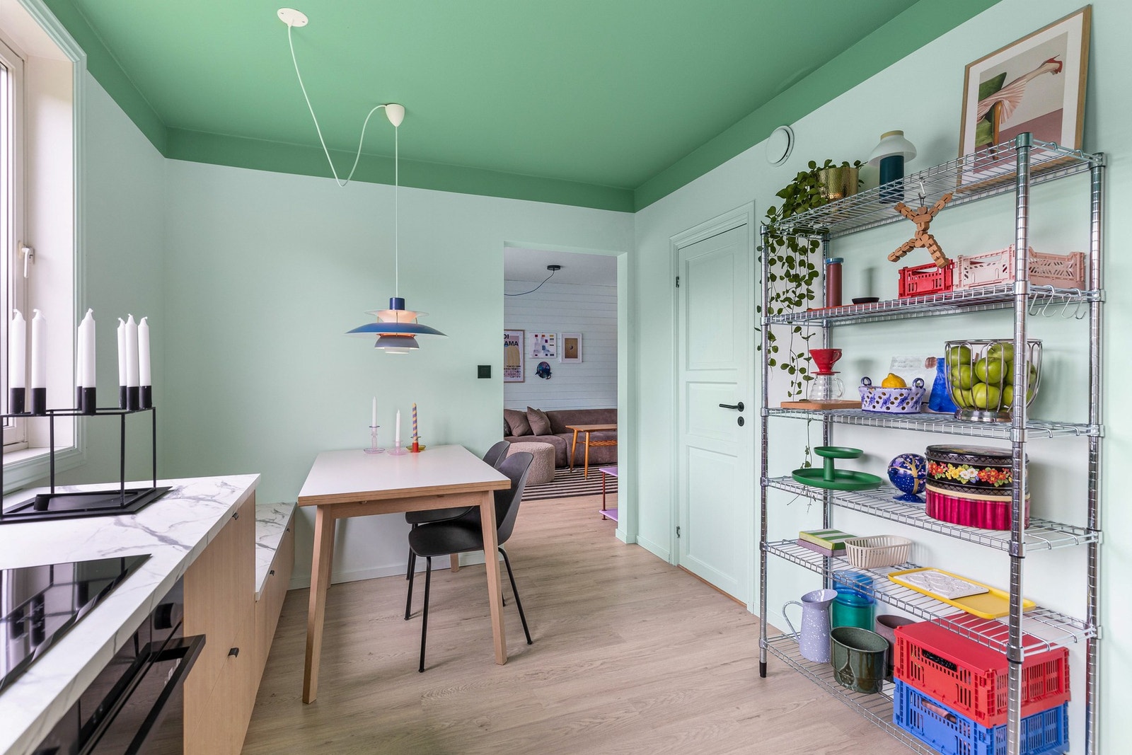 Romslig kjøkken med godt belyste arbeidsflater og god utforming. Kjøkkeninnredningen forlenges i en praktisk sittebenk med oppbevaring. (Lampe over kjøkkenbord følger ikke leiligheten ved salg). Galleribilde