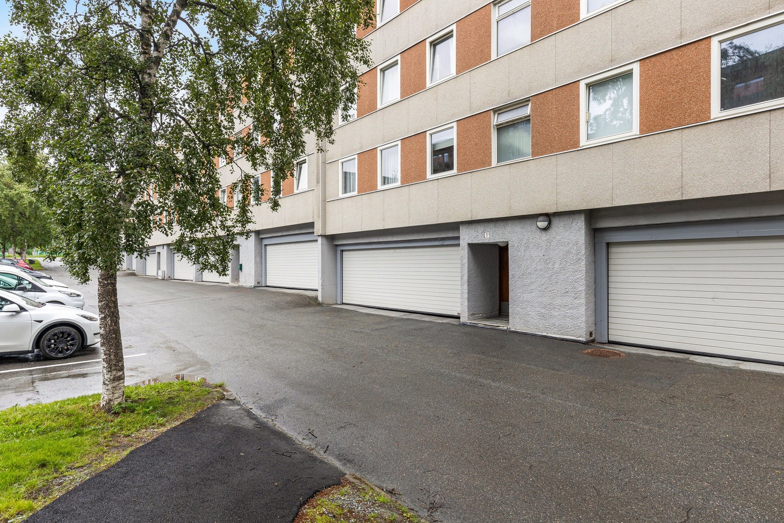 En garasjeplass i sokkeletasje medfølger leiligheten. Galleribilde