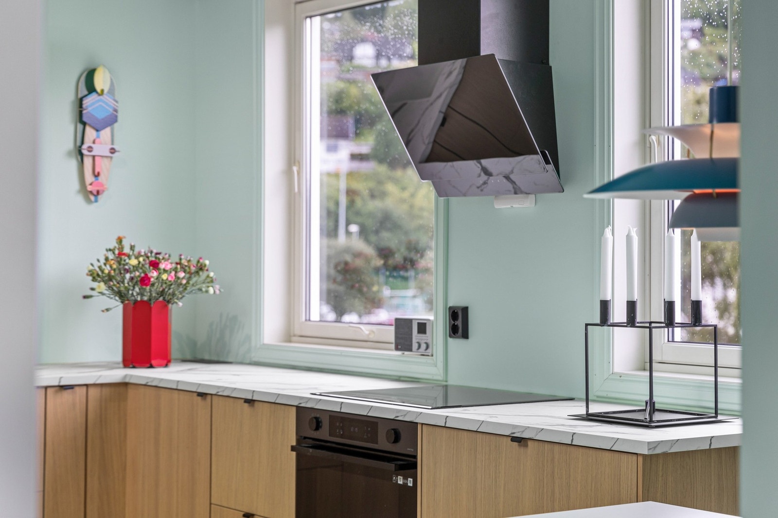 Kjøkkenet ble renovert i 2023 med ny, lekker kjøkkeninnredning i eik og en dekorativ benkeplate. Galleribilde