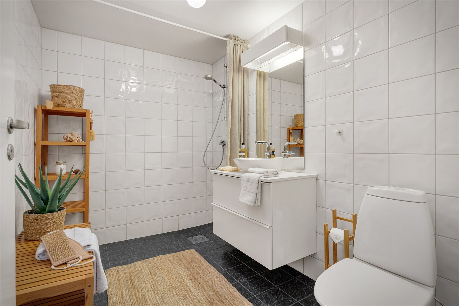 - Badet inneholder gulvstående toalett, dusj og servantmøbel - Galleribilde