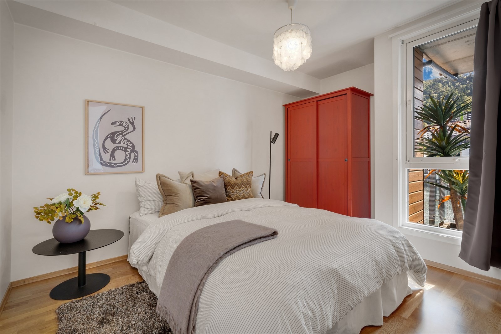 - Romslig soverom på 9,4m² med god plass til dobbeltseng, garderobe og øvrig møblement - Galleribilde