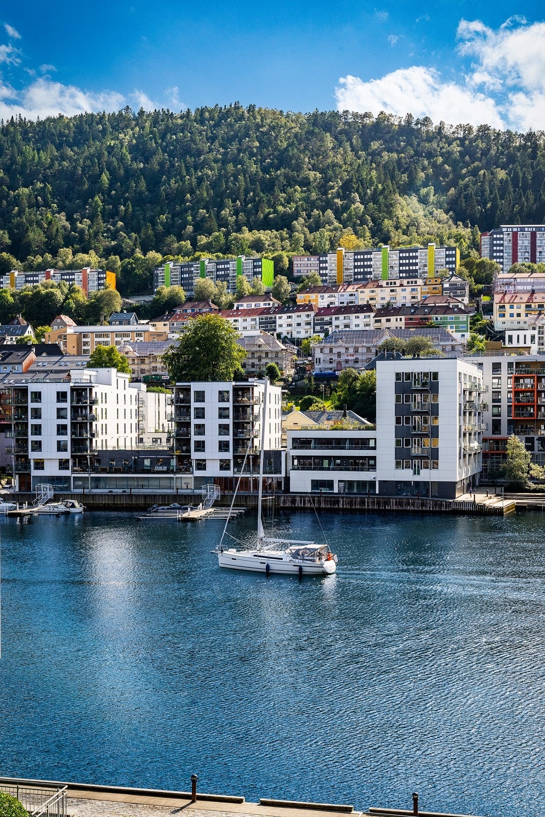 - Ønsker du å bo sentralt omringet av klassiske bygårder og idylliske brosteinsgater? Da er dette leiligheten for deg! - Galleribilde
