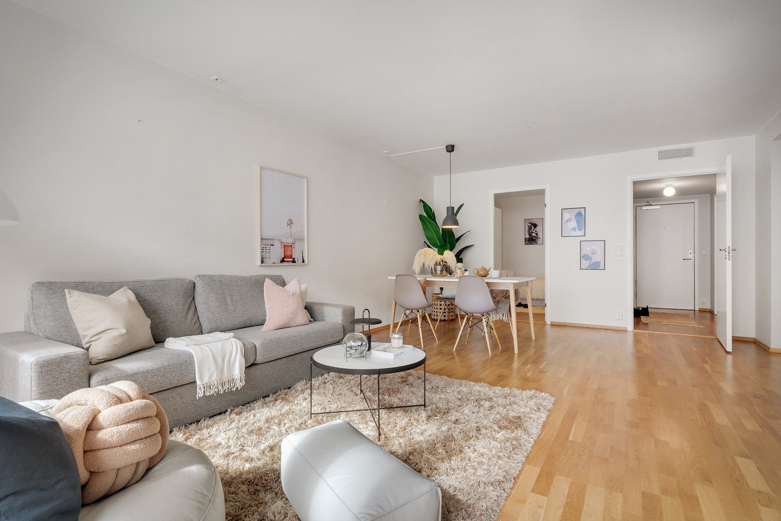 - Romslig stue med god plass til sofagruppe og spisebord i hver sin naturlige sone - Galleribilde