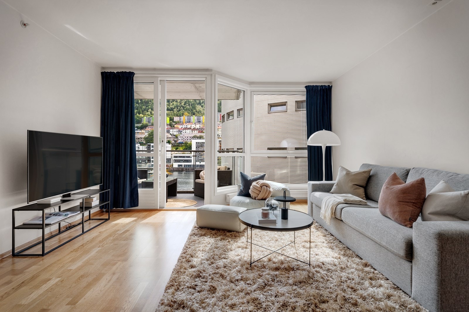 - Leiligheten har et BRA-i på 68m² og inneholder entré, stue/kjøkken, soverom, omkledningsrom, bad og vaskerom + ekstern bod - Galleribilde