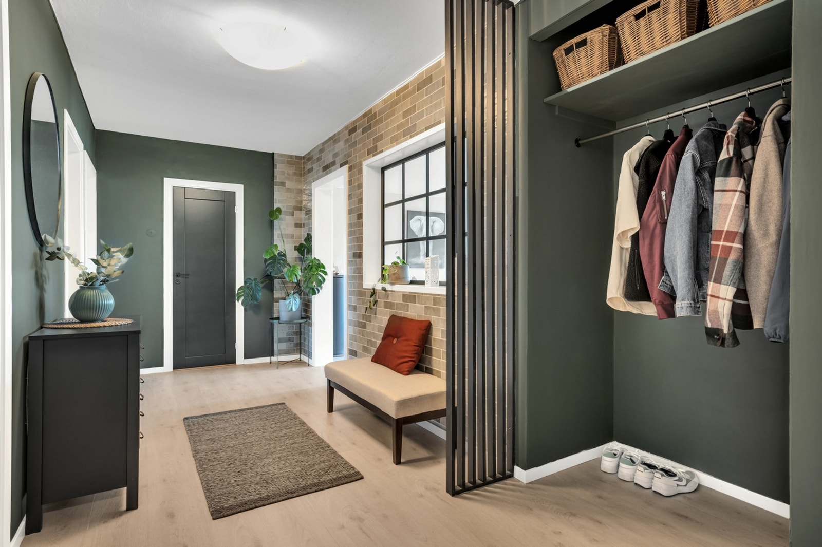 Stilfull entrè med vegghengte knagger for yttertøy. Galleribilde