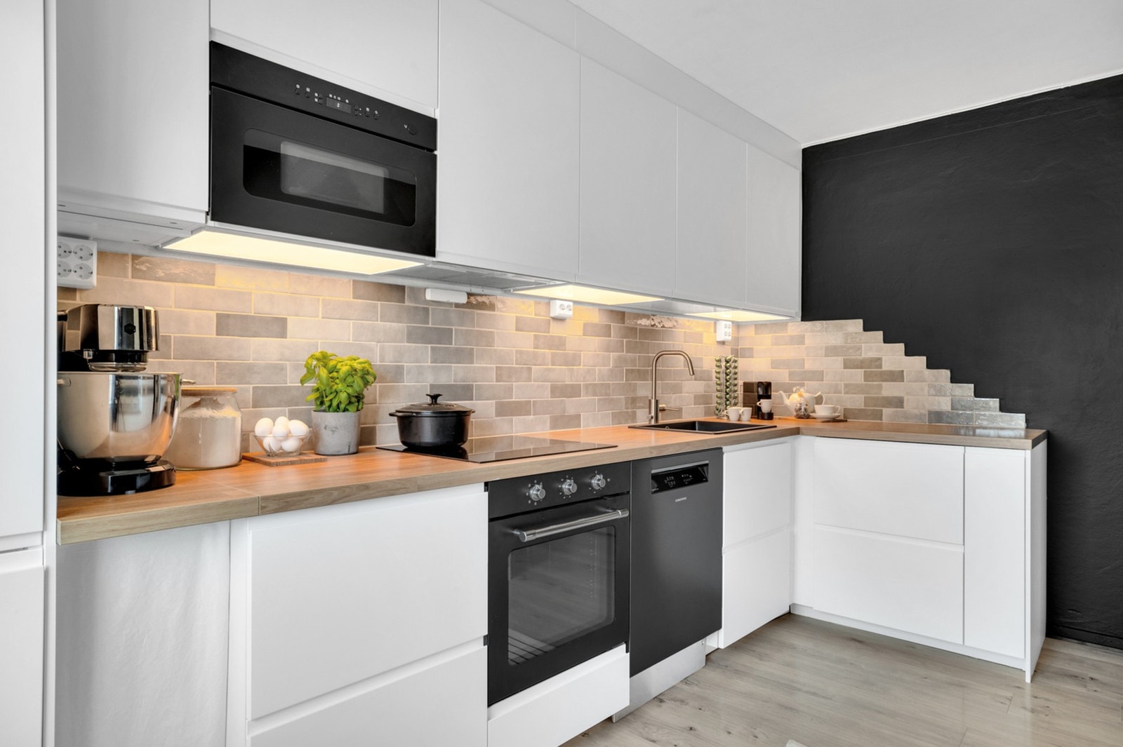 Her er det integrerte hvitevarer som stekeovn, kjøle/fryseskap og mikrobølgeovn. Oppvaskmaskin medfølger for øvrig handelen. Galleribilde