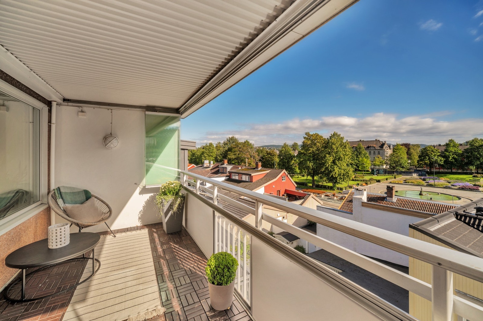 Fra stuen har man utgang til en egen innglasset balkong på drøye 10 kvadratmeter. Galleribilde