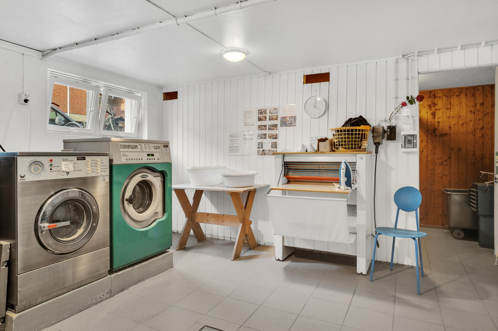 Borettslaget har et felles vaskerom i kjeller som fritt kan benyttes av alle beboere. Galleribilde
