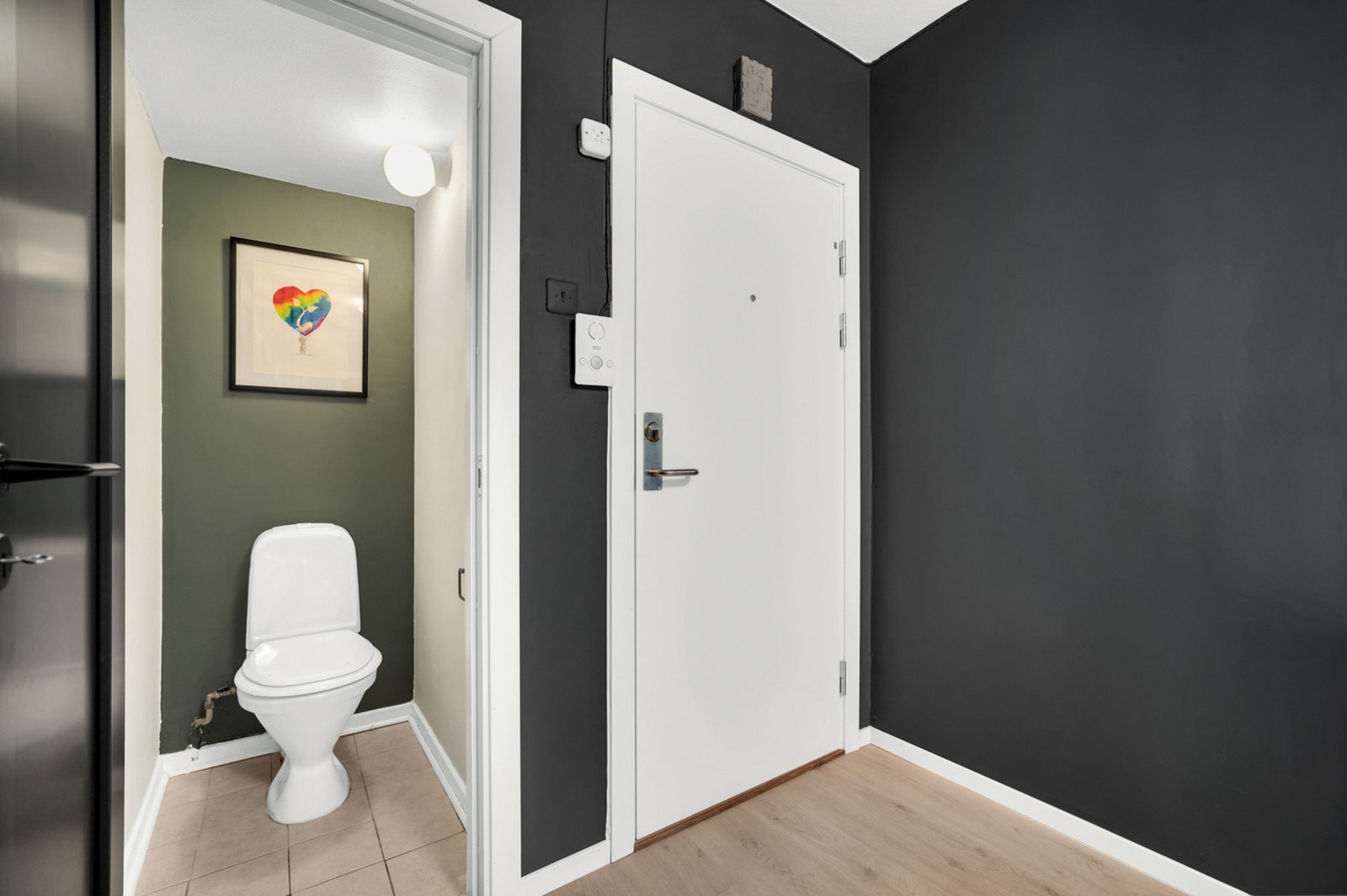 Ved inngangspartiet finner man et eget adskilt toalettrom. Galleribilde