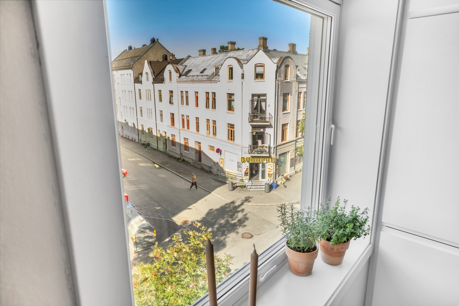 Fra kjøkkenvinduet ser man også den umiddelbare nærheten til dagligvarebutikk. Galleribilde