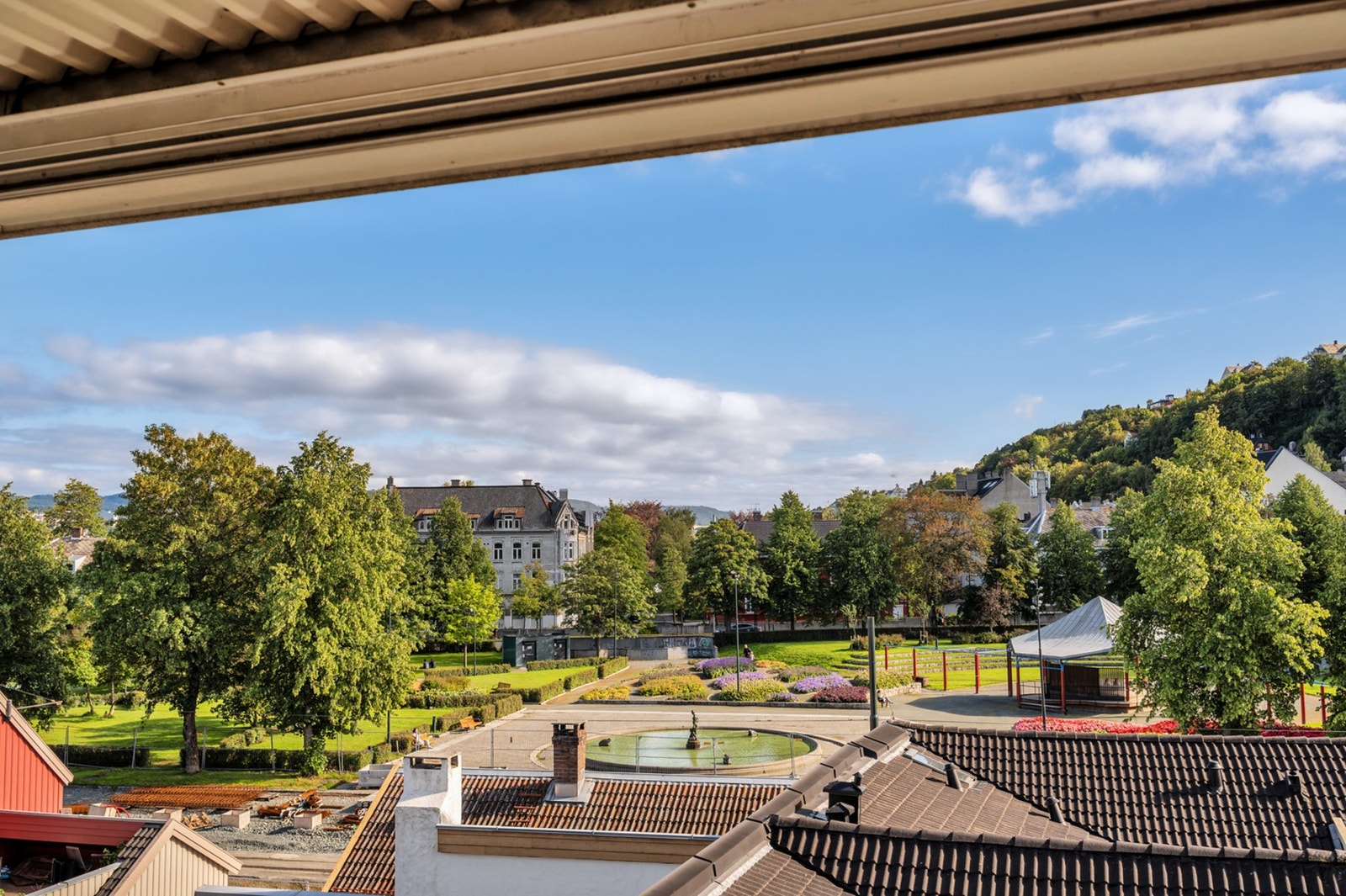 Med sørvendt beliggenhet har man svært gode solforhold fra formiddag til tidlig kveld på sommerstid. Galleribilde