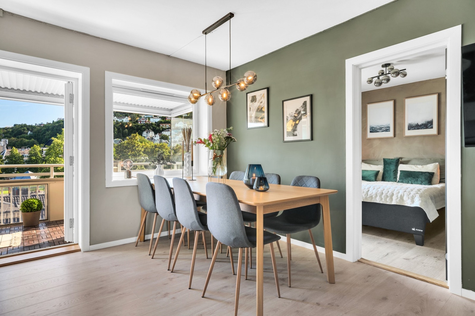 Spiseseksjonen finner sin naturlige plassering ved det ene stuevinduet. Galleribilde