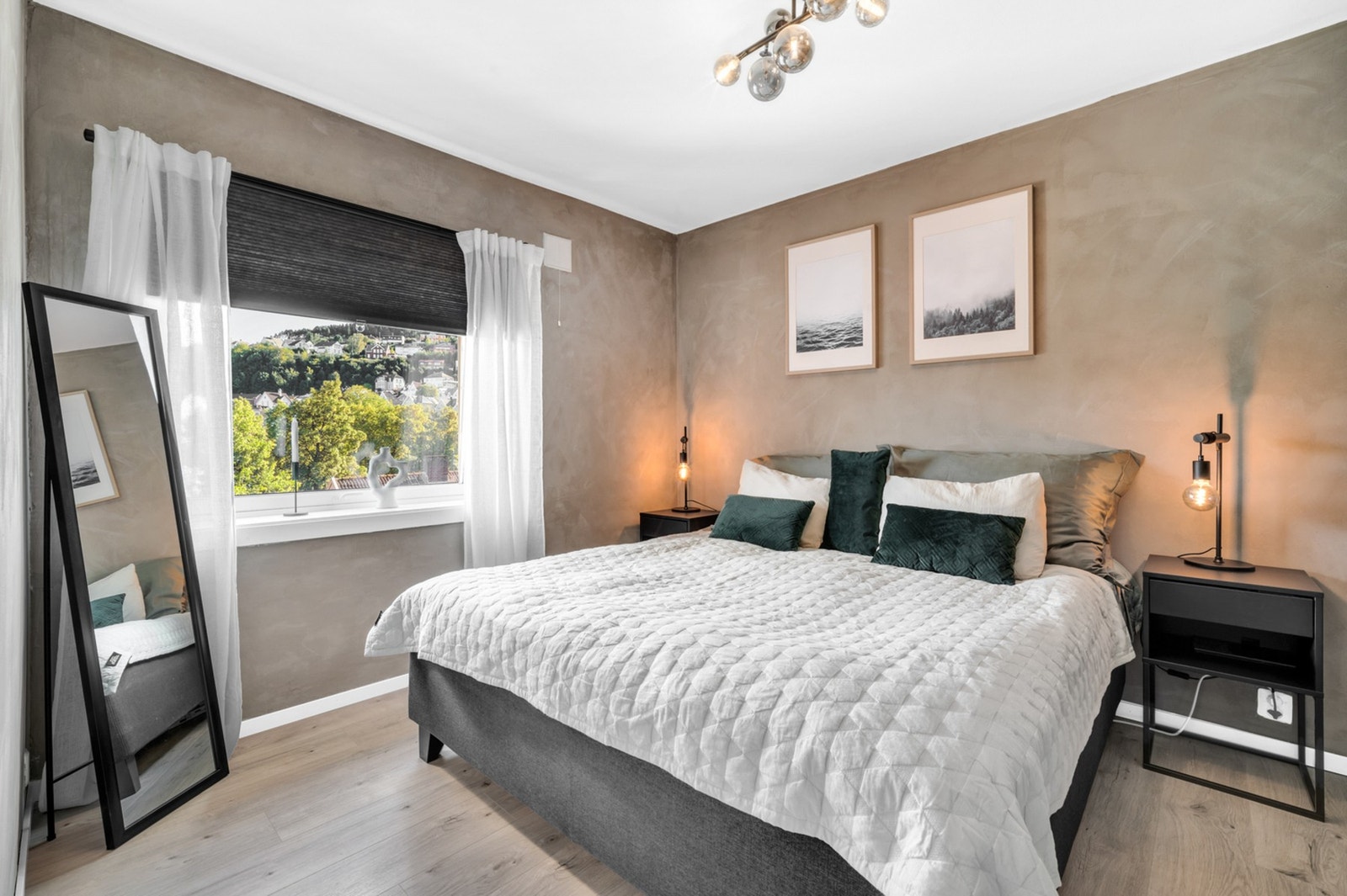 Det største soverommet er på 10 kvadratmeter og har bra med plass til både dobbeltseng og nattbord. Galleribilde