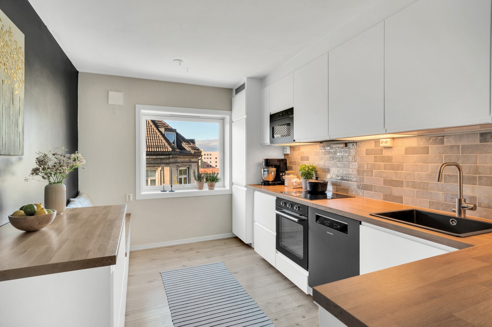 Lekkert kjøkken fra 2021 med tilstandsgrad 0 i tilstandsrapport fra takstmann. Ved siden av kjøleskapet er det også plass til et vinskap (30 cm). Galleribilde