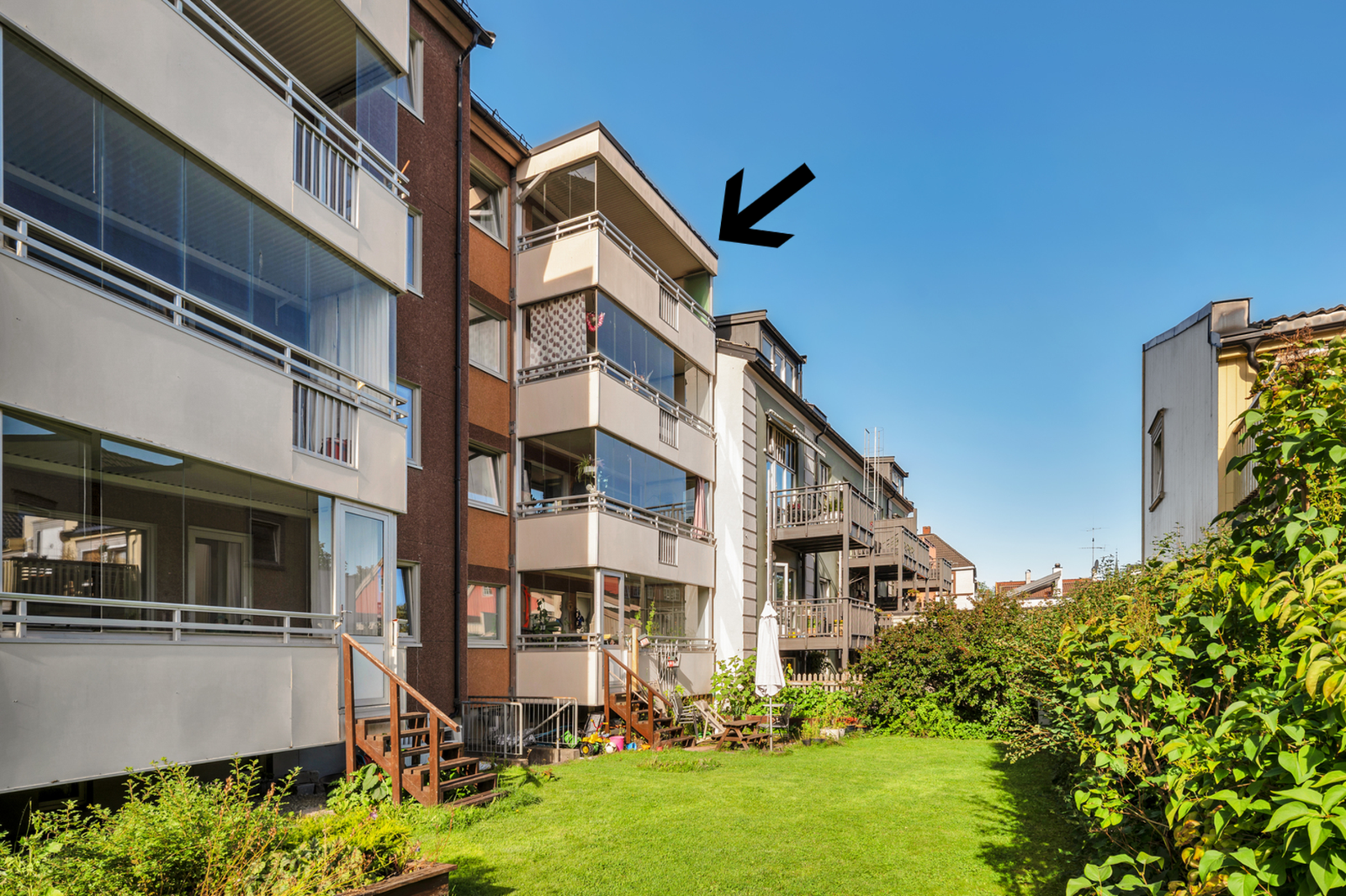 Fasade. Byggeåret er 1959. Leiligheten disponerer tre boder; to i kjeller og èn på loft. Galleribilde