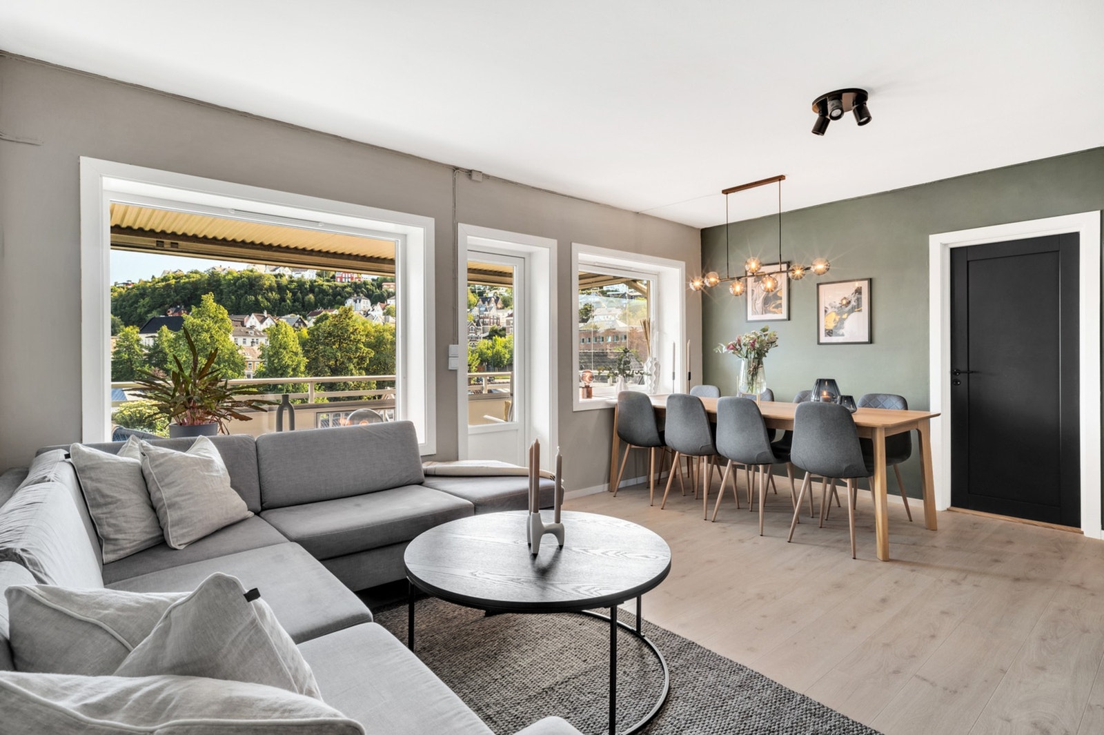 Velkommen til Abelsborg gate 7. Tiltalende romslig 4-roms i toppetasje | Kjøkken fra 2021 | Vedovn | Solrik balkong med fin utsikt | 3 boder! Galleribilde