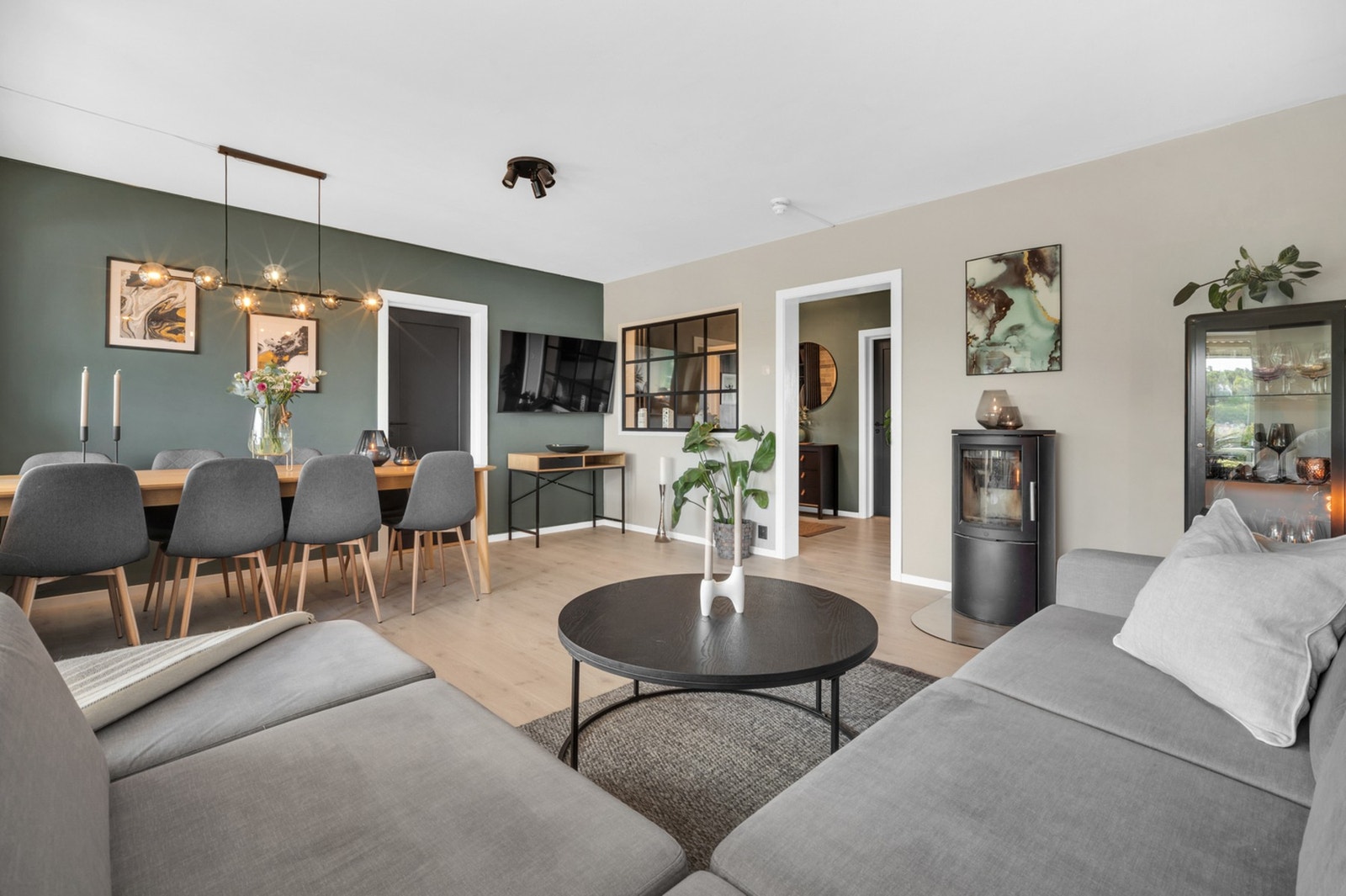 Leiligheten har en innbydende stue på 22 kvadratmeter. Vedovnen gir et hyggelig alternativ til annen oppvarming og som hjelper med å holde energikostnadene lave. Galleribilde