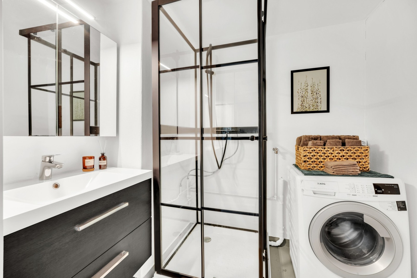 Pent baderom med ny mikrosement fra 2024. Her er det opplegg til vaskemaskin samt et dusjkabinett fra 2024 som sikrer trygg avrenning til sluk. Galleribilde