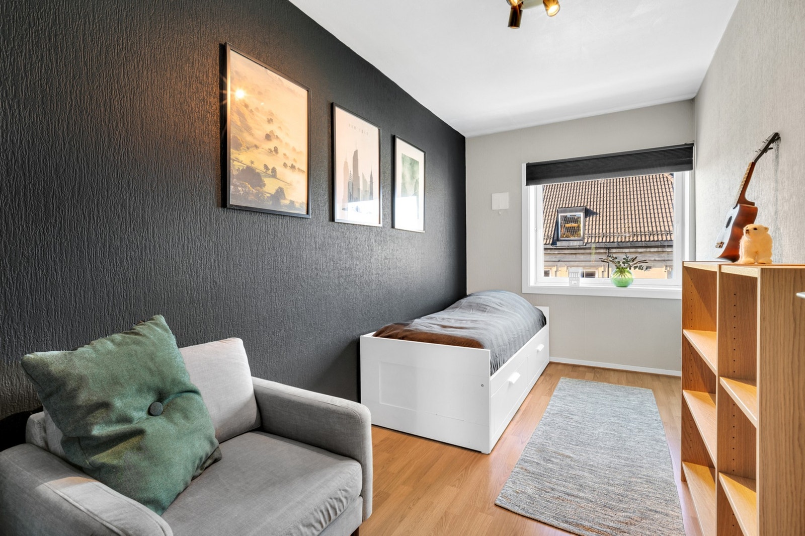 Begge rommene er på drøye 8 kvadratmeter og har plass til både dobbeltseng og garderobeskap. Galleribilde