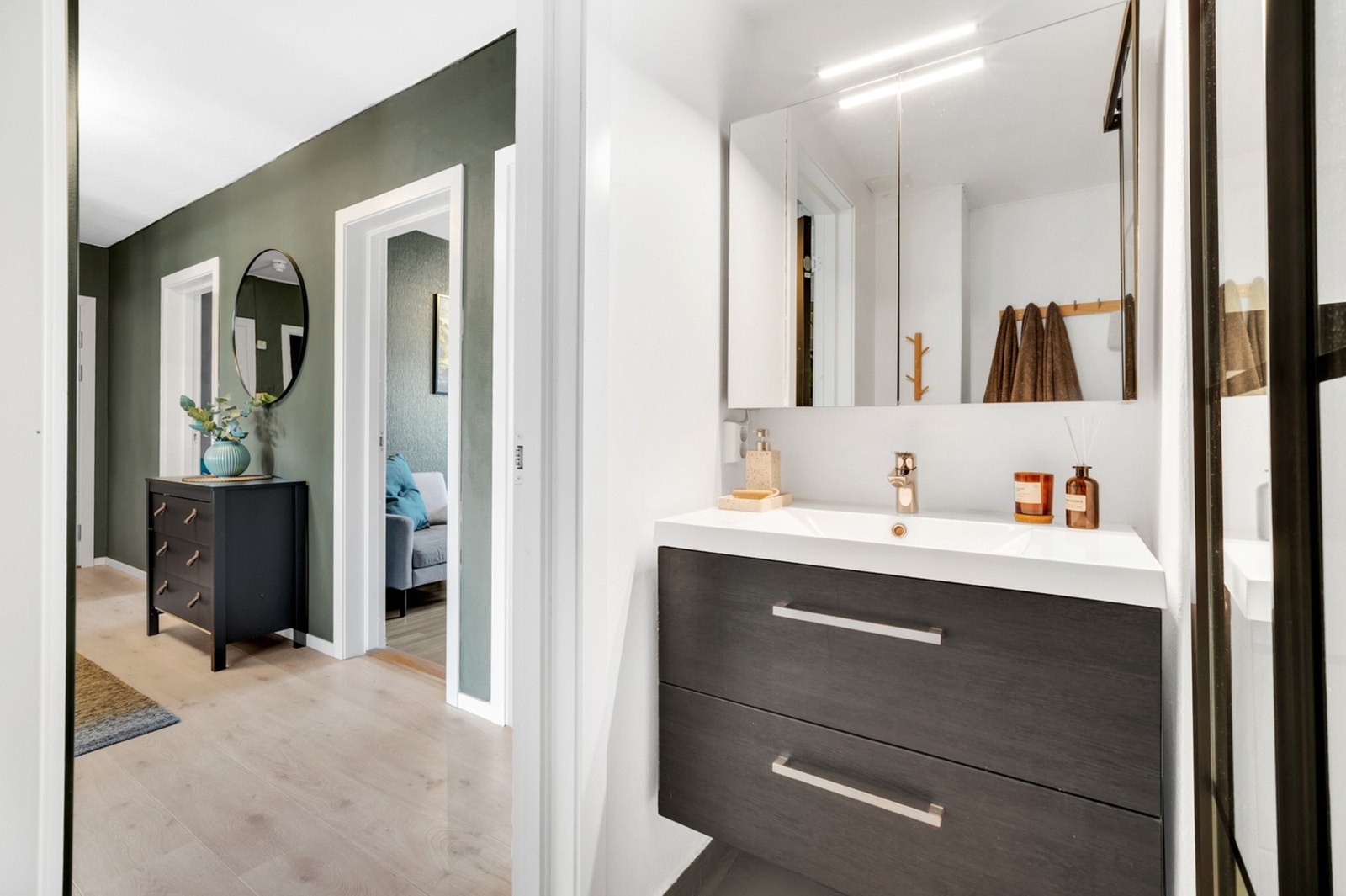 Badet ligger vegg i vegg med kjøkkenet. Galleribilde