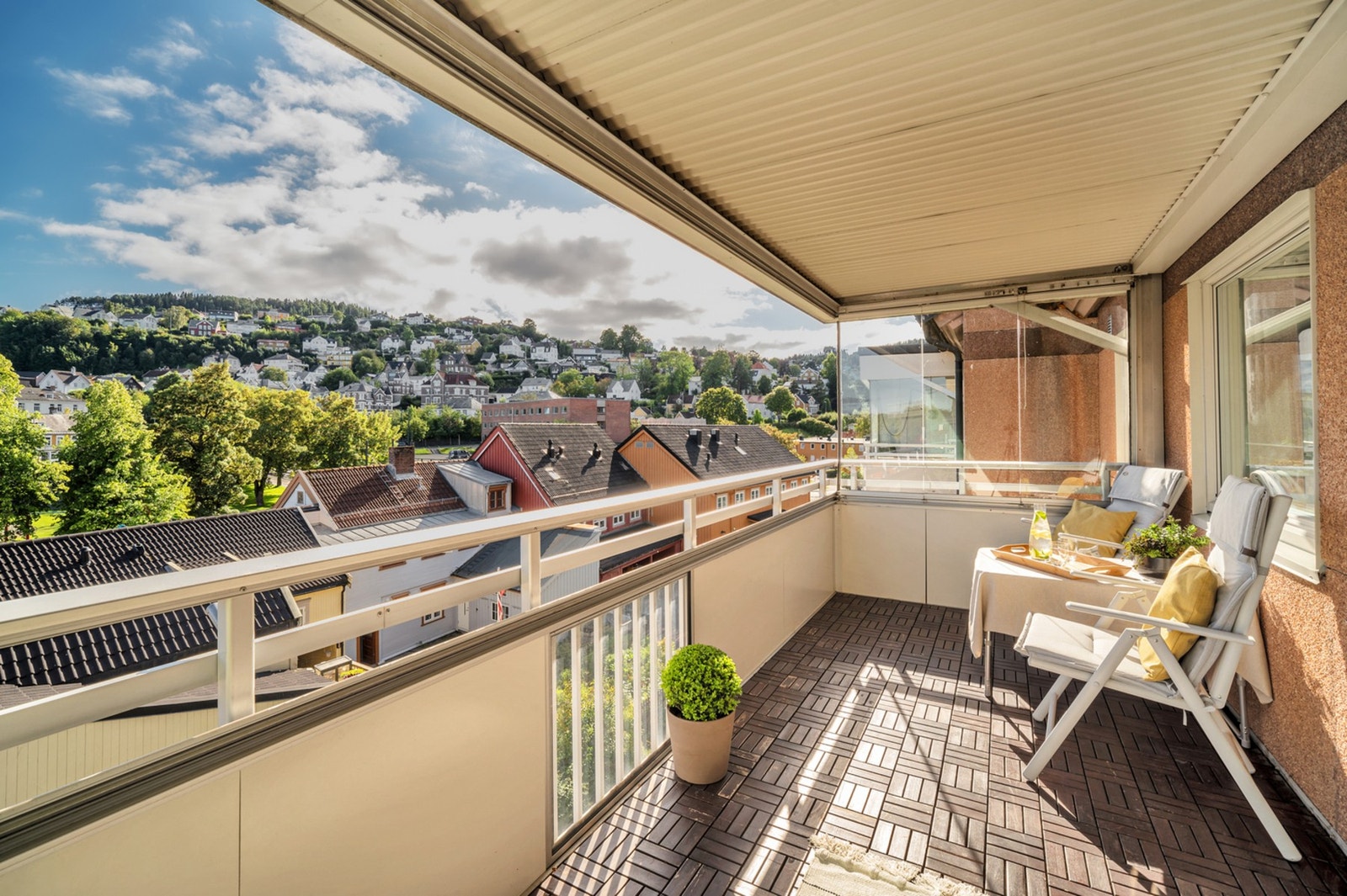 Her er det rikelig med plass til både utemøblement og grillutstyr. Galleribilde