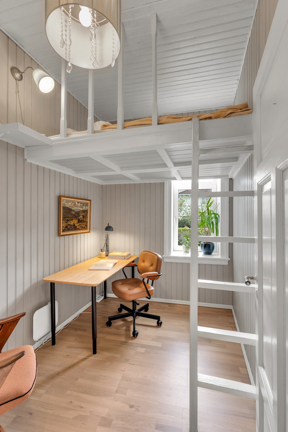 Soverom 2 har en praktisk løsning med hems og plass for kontorpult under. Galleribilde