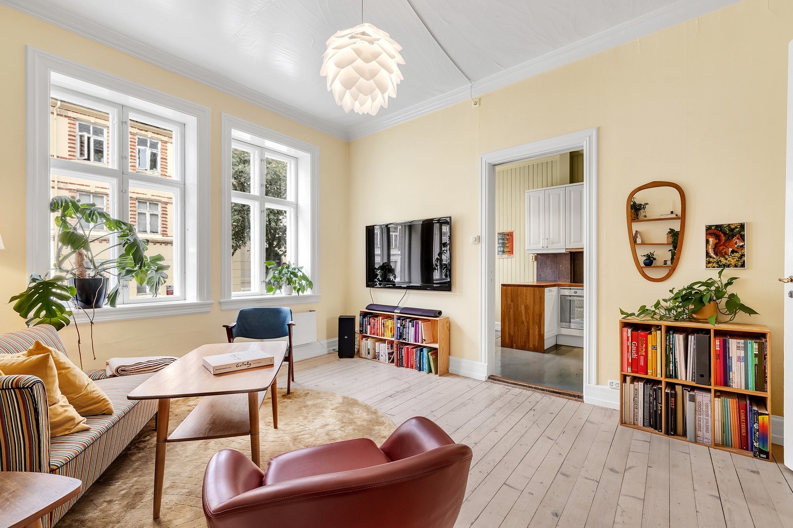Mange vil sette pris på ha adskilt stue og kjøkken. Legg merke til det originale tregulvet. Galleribilde