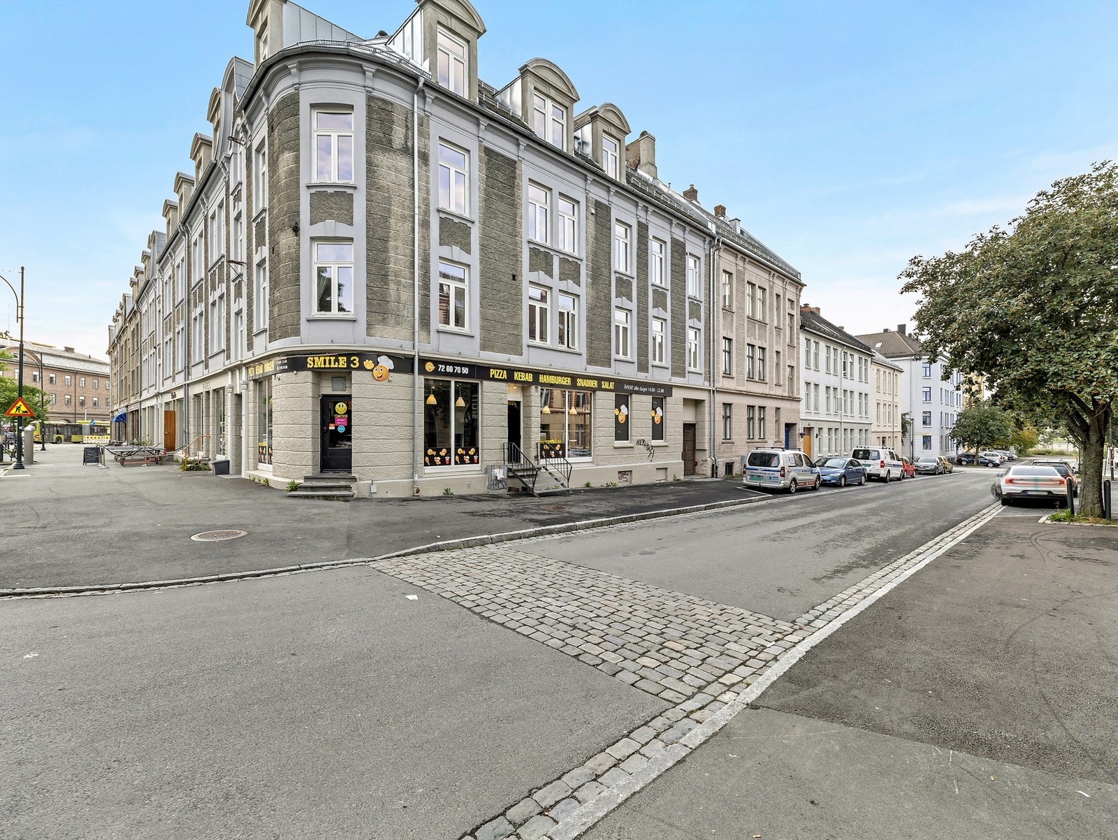 Sentral beliggenhet med nærhet til "alt". Hyppige bussavganger i kort gangavstand fra boligen. Galleribilde