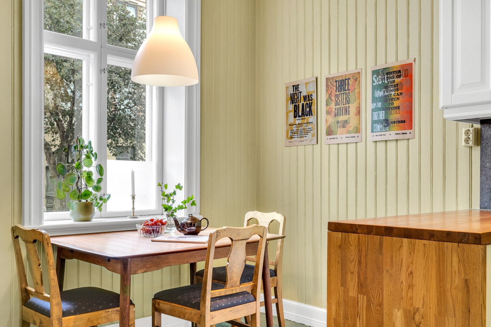 Her er det også plass til et eget spisebord. Galleribilde