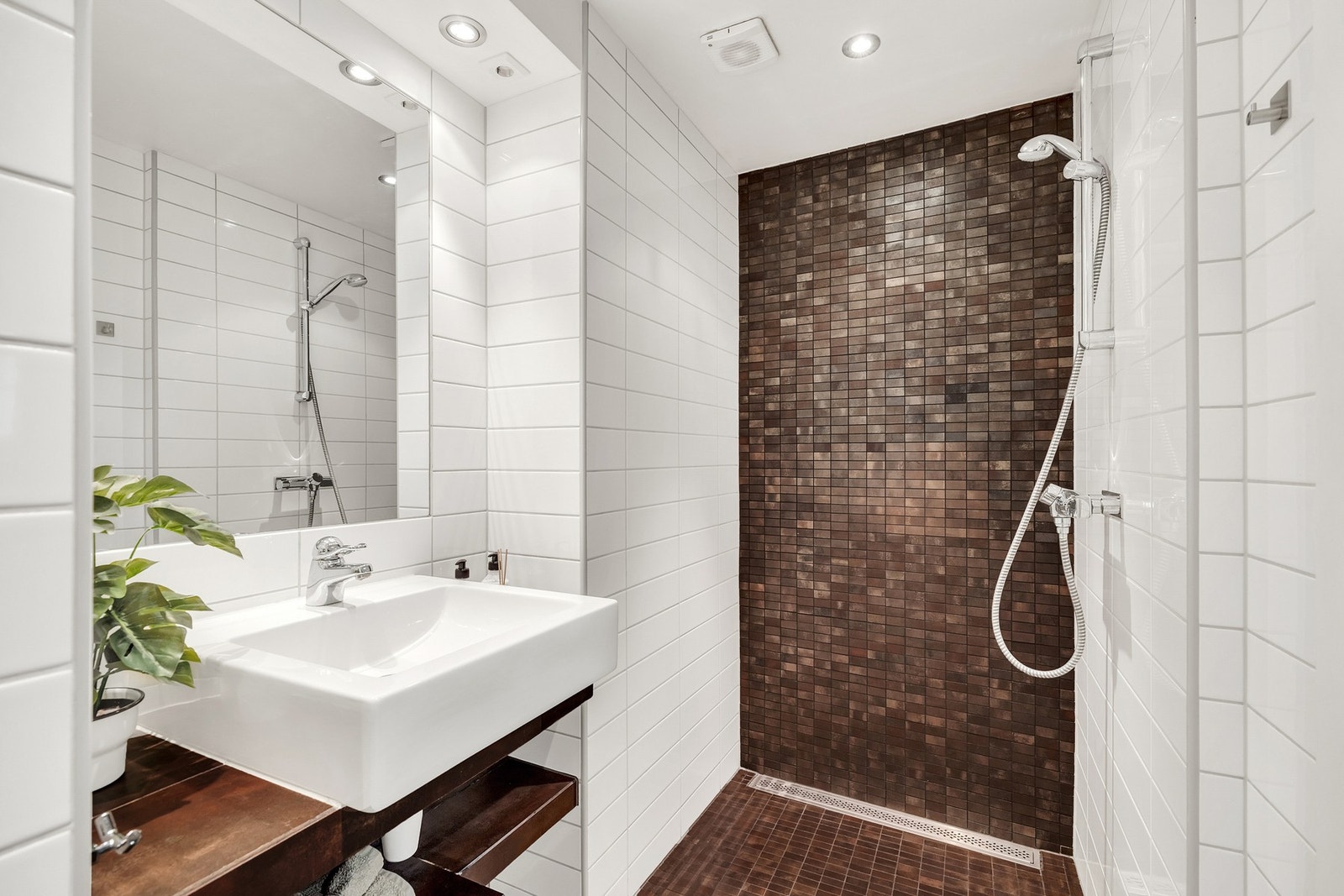 Badet er på hele 6,5 kvm og har en romslig dusjnisje. Galleribilde