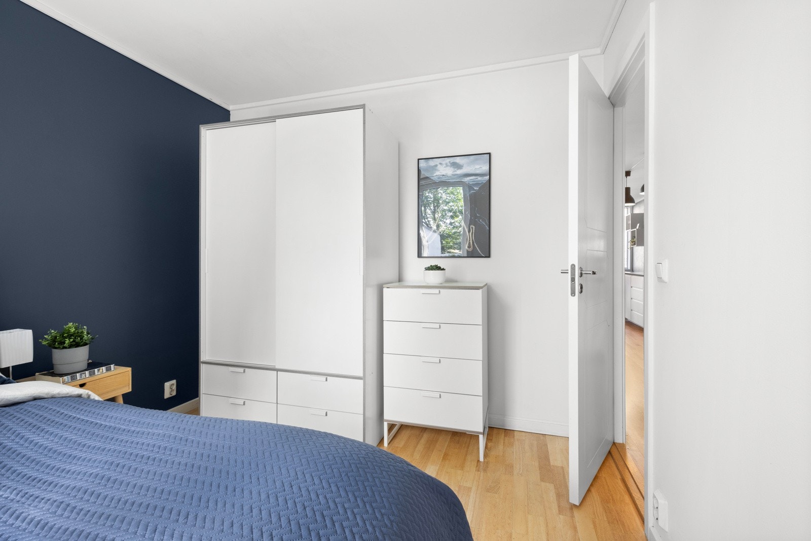 Det er plass til dobbeltseng, nattbord og annet ønsket møblement, samt god skapplass i garderobeskap. Galleribilde