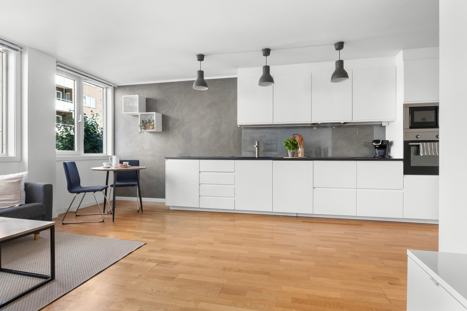 Stilren og romslig kjøkkeninnredning fra 2016 med god arbeidsflate og skapplass. Galleribilde