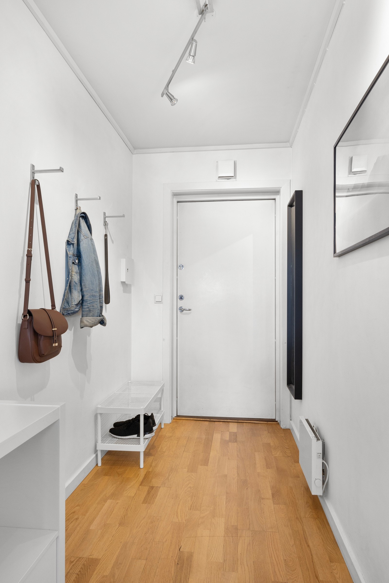 Her er det plass til oppbevaring av yttertøy og sko. Galleribilde