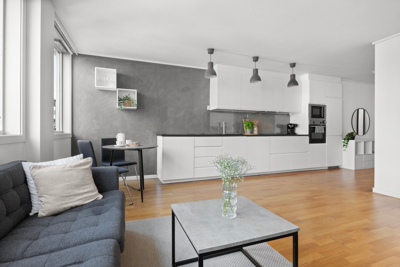 Romslig stue med gode møbleringsmuligheter. Romslig og stilren kjøkkeninnredning fra 2016 med åpen løsning mot stue. Galleribilde