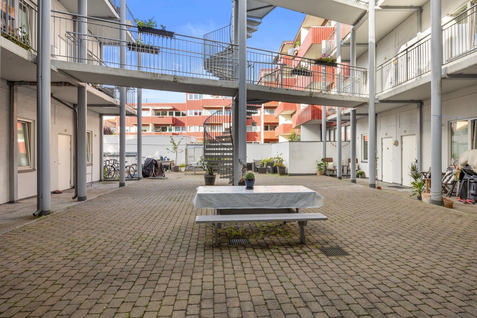 Felles sykkelparkering i bakgården. Galleribilde