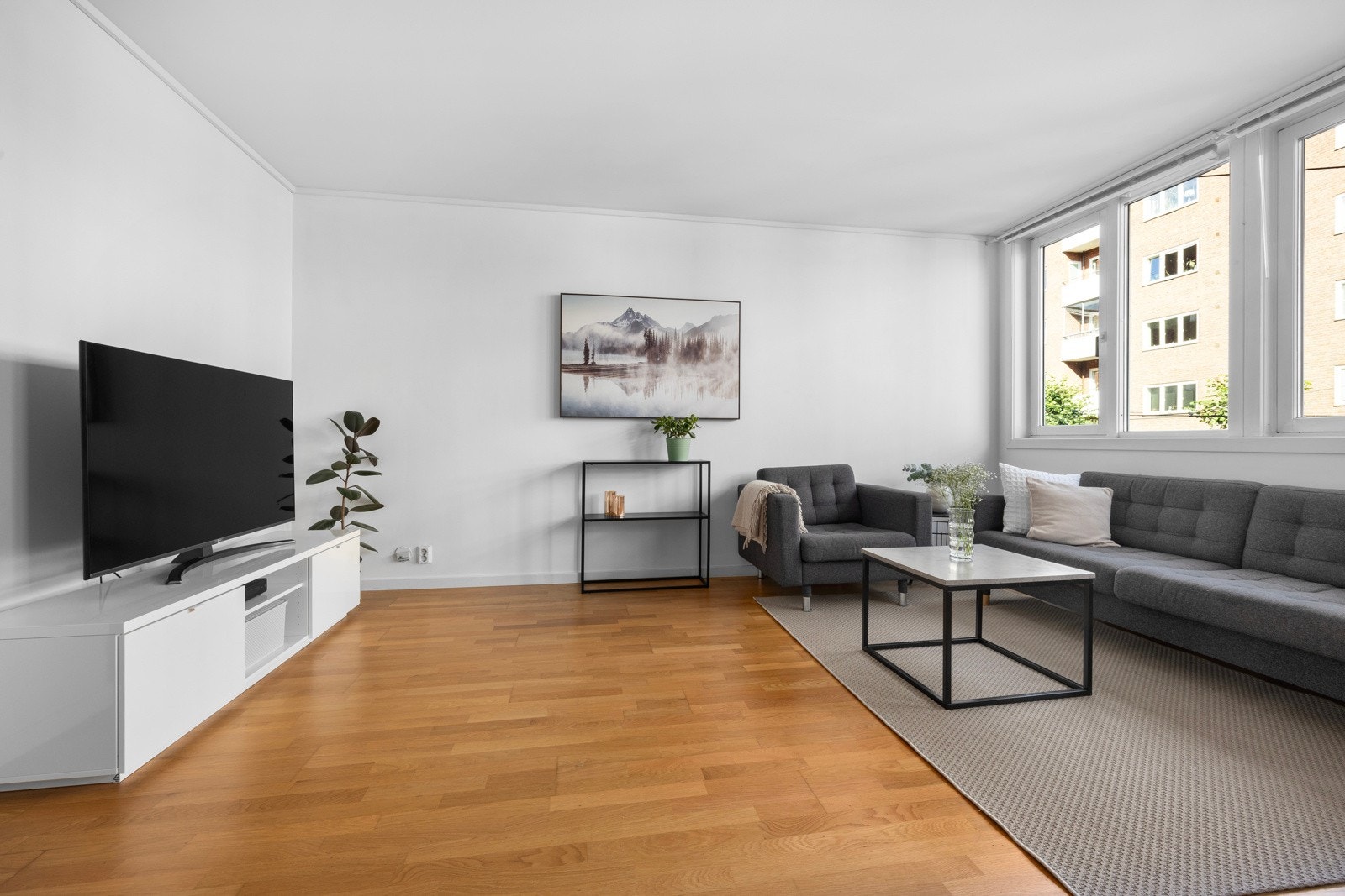 Store vindusflater slipper inn rikelig med naturlig lys, og skaper en god atmosfære. Galleribilde