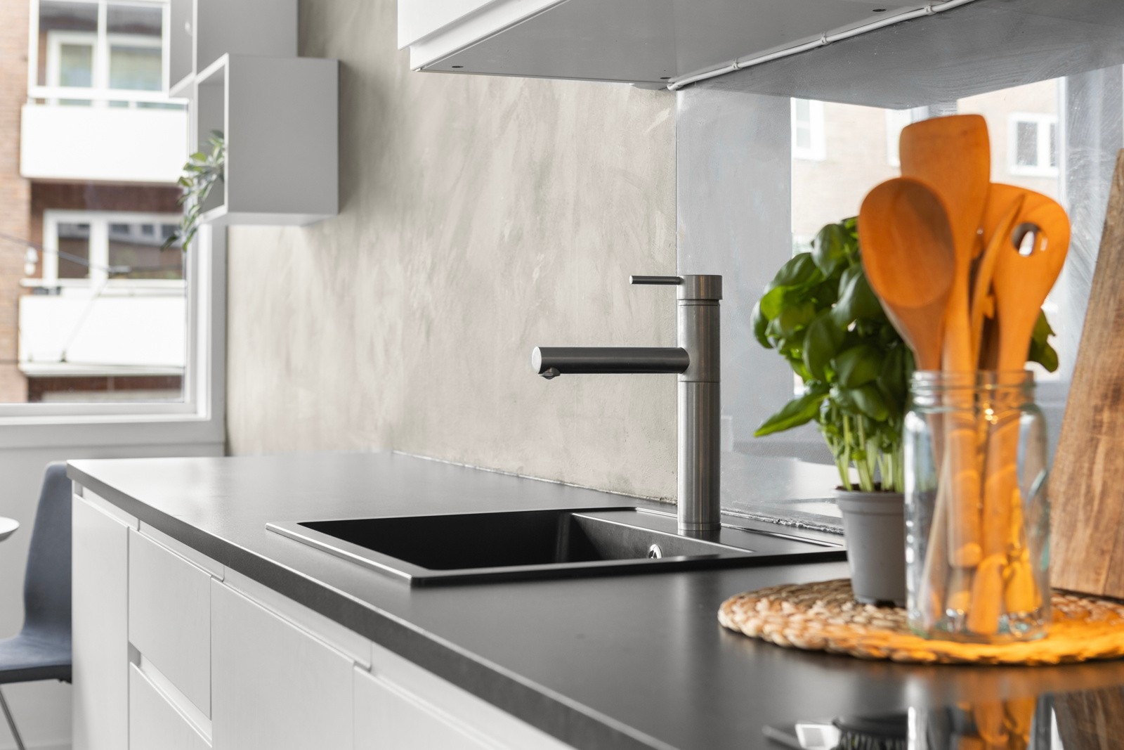 Nedsenket oppvaskkum i sort utførelse med ett-greps armatur. Galleribilde